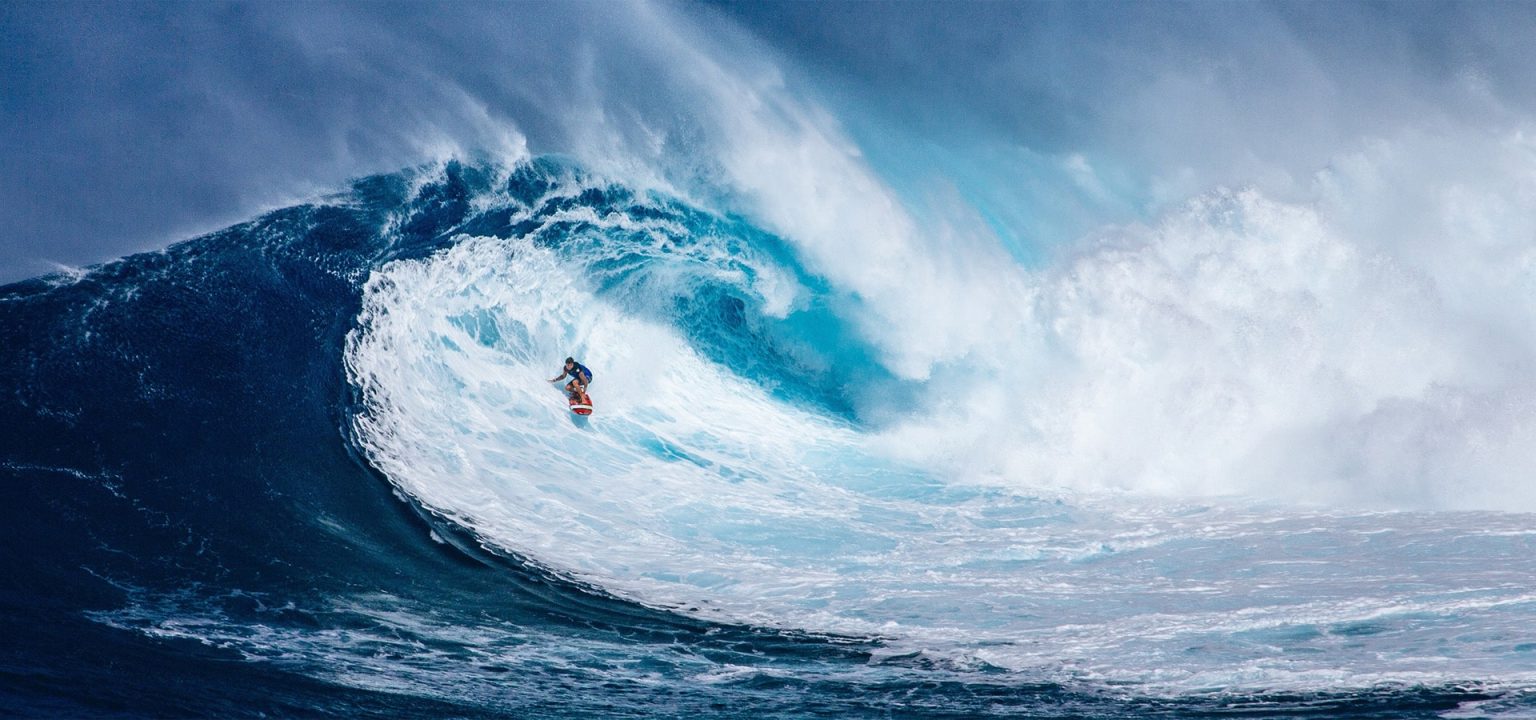 Surfista dentro un'onda gigante nell'oceano