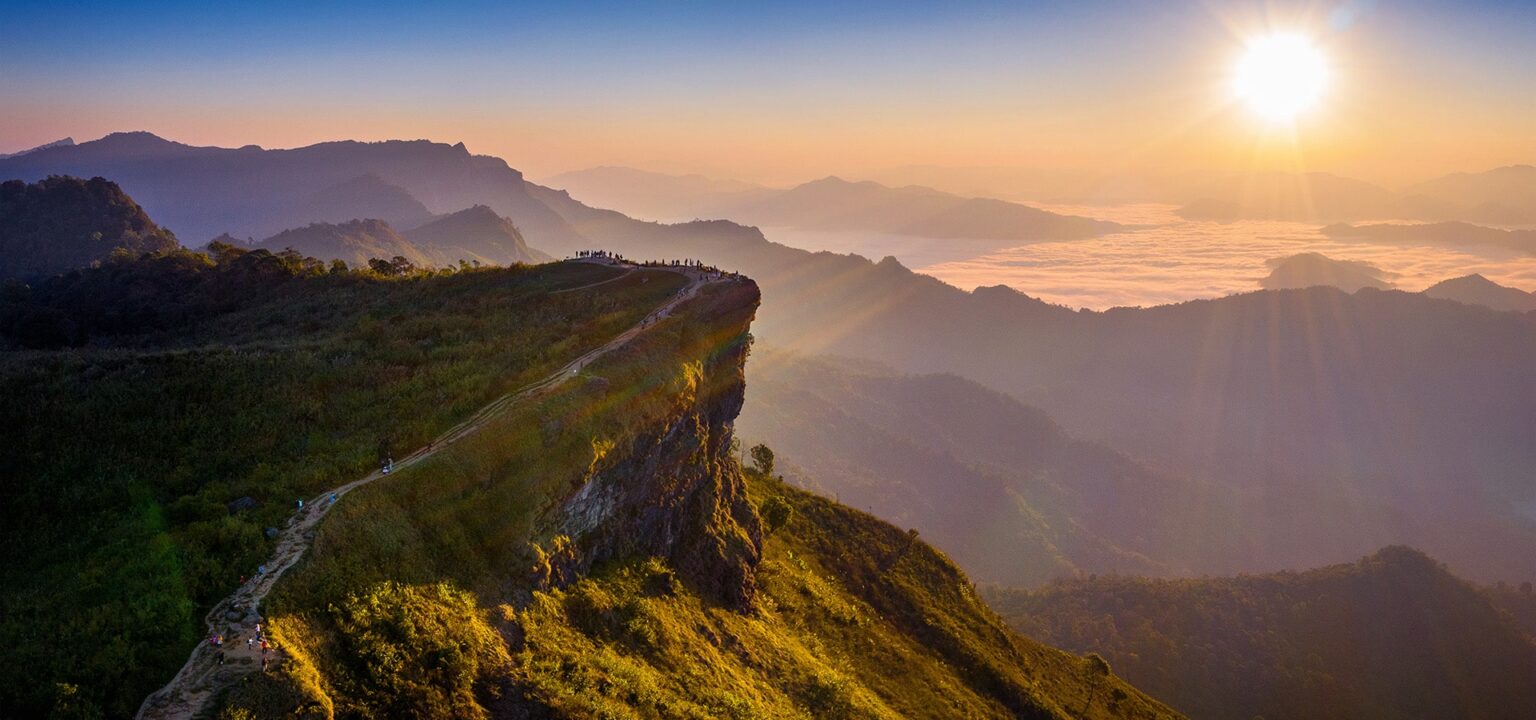 Avventura in montagna: escursionisti su una scogliera al tramonto