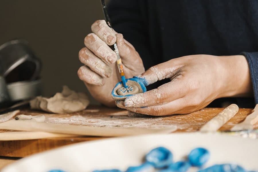 Mani di un artigiano che lavorano un oggetto fatto a mano