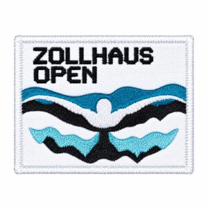 Gestickter „Zollhaus Open“-Aufnäher mit stilisiertem Schwimmer zwischen blauen, türkisfarbenen und schwarzen Wellen