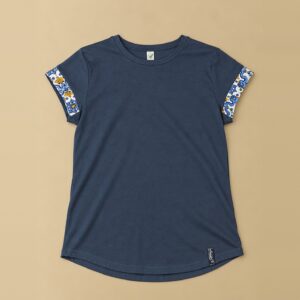 Nachtblaues Damen-T-Shirt aus Bio-Baumwolle, handgefertigt in Sizilien, mit Ärmelbündchen aus blauem und gelbem Majolika-Stoff