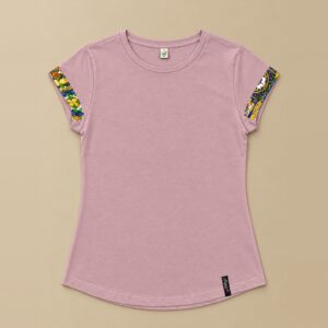 Antikrosa Damen-T-Shirt aus Bio-Baumwolle, handgefertigt in Sizilien, mit Ärmelbündchen aus Stoff mit Zitronen-, Granatapfel- und Majolika-Motiven