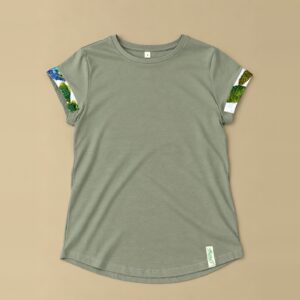 Salbeigrünes Damen-T-Shirt aus Bio-Baumwolle, handgefertigt in Sizilien, mit Ärmelbündchen aus Stoff mit Feigenmotiven aus Indien