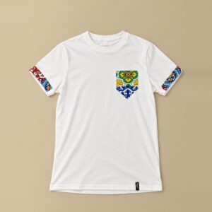 Cremefarbenes Herren-T-Shirt aus Bio-Baumwolle, handgefertigt in Sizilien, mit Brusttasche und Umschlägen aus buntem Majolika-Stoff