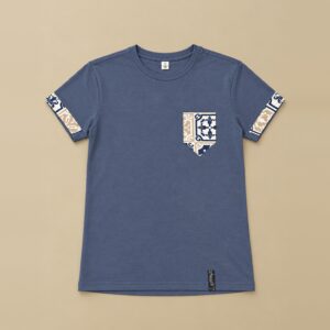 Blaues Herren-T-Shirt aus Bio-Baumwolle, handgefertigt in Sizilien, mit Brusttasche und Umschlägen aus blauem und beigem Stoff im Majolika-Stil