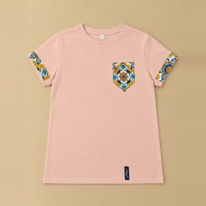 Rosa Herren-T-Shirt aus Bio-Baumwolle, handgefertigt in Sizilien, mit Brusttasche und Umschlägen aus Stoff mit sizilianischem Majolika-Muster